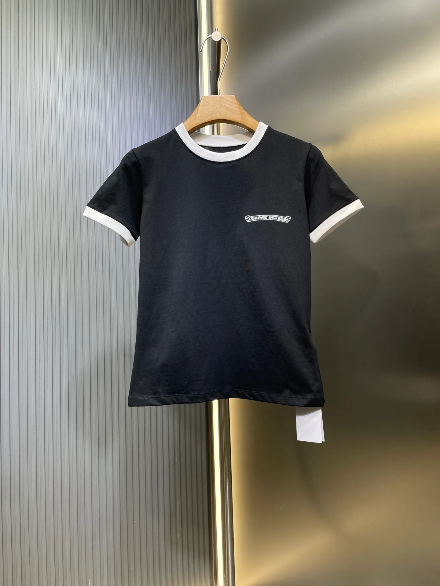 P240 Chrome Hearts 🌟[Top original order] Sanskrit color-blocked short-sleeved fabric: cotton fabric Process: printing production version: fit version Weight: about 140 grams Description: According to YB custom-dyed thread and large body fabric, the printing is hand-printed, contrasting color design The upper body effect is excellent, the overall routing is straight and delicate, the fabric is comfortable and soft, the color is consistent and there is no color difference, it can be matched with the same style to create a fashionable look, and can be used in various occasions, customized accessories, complete with three standards, the same style for men and women!  size：s m l